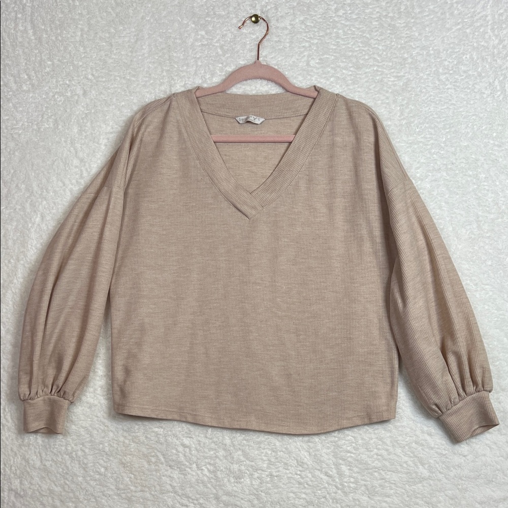 Tresics Beige Boxy V-Neck Long Sleeve Tee Sweater with puffy banded sleeves Sz L